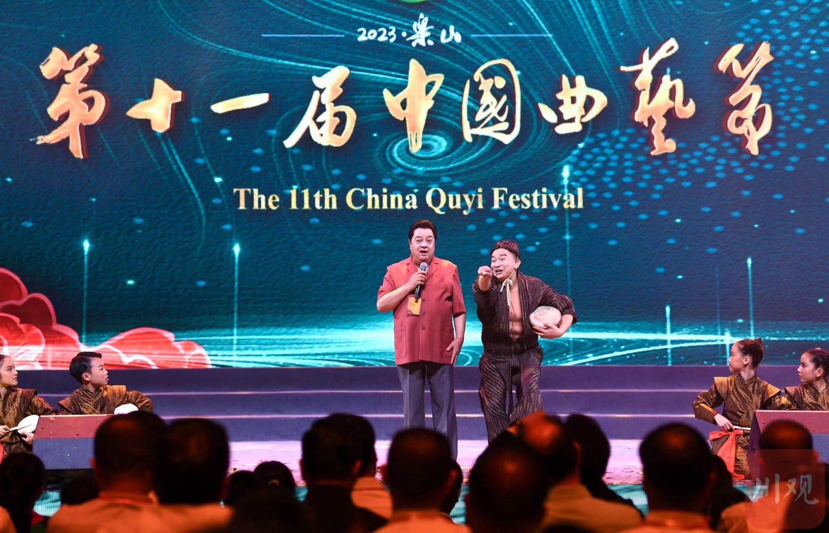 李金斗(图左)与叮当(图右)互动