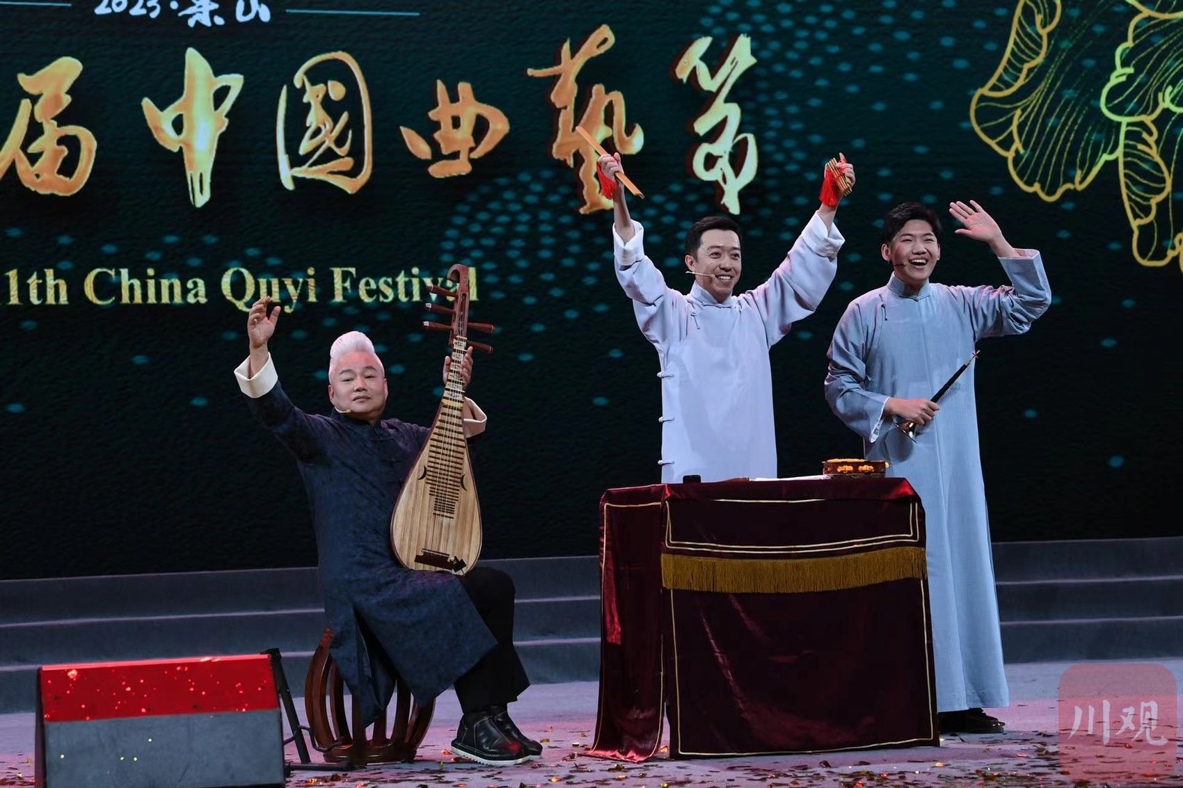 方锦龙(图左一)完成曲艺首秀