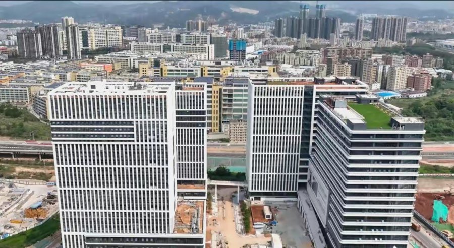 深圳市坪山新能源汽车产业园区,楼内可实现便利的垂直运输。