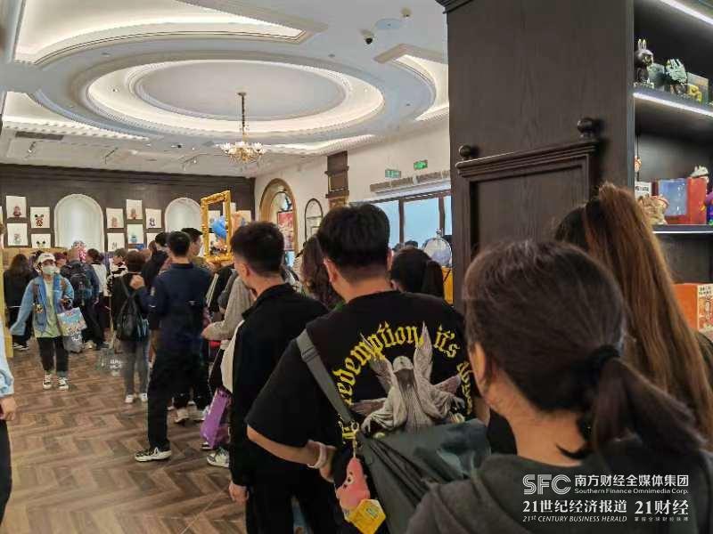 图:刚开业半小时,购买潮玩的排队人群 记者现场拍摄