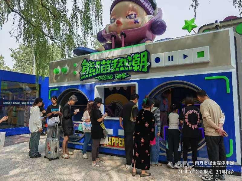 图:打卡的人群 记者现场拍摄