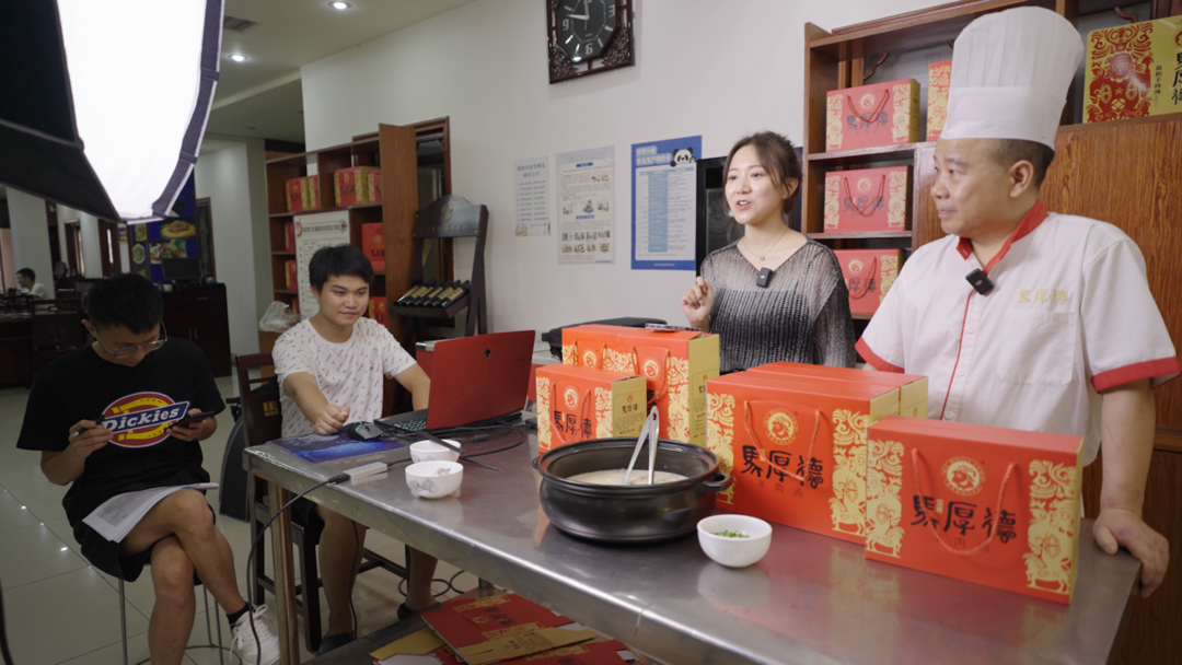 (圖:羅燕在馬厚德羊肉湯門店做外賣直播,攝影:毛娟)