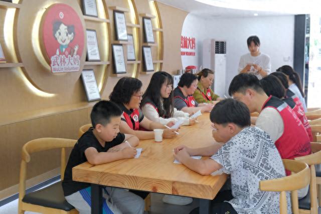 俞翠英和其他志愿者们一起学英语。 受访者供图