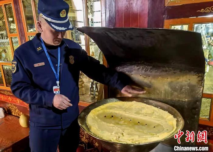 缑旭飞在布达拉宫每日闭宫前会逐一检查酥油灯和香炉,将明火完全熄灭。布达拉宫消防救援大队供图