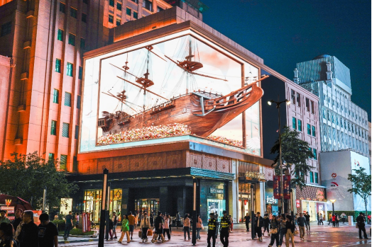 王府井第一大屏精彩演绎裸眼3D作品《登陆》,兆讯数字经济商业价值持续提升