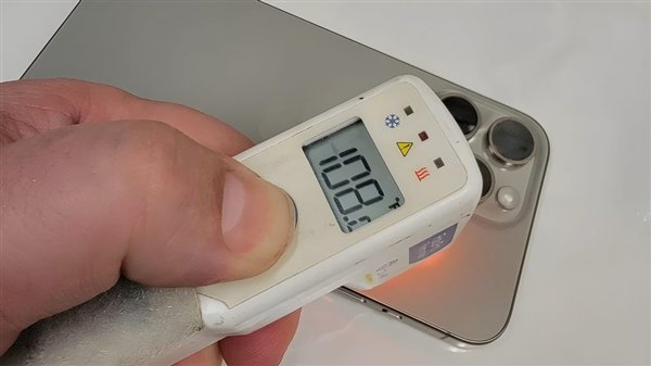 iPhone 15 Pro发热问题扩散:有人称通话5分钟升至42°C 你遇到了吗