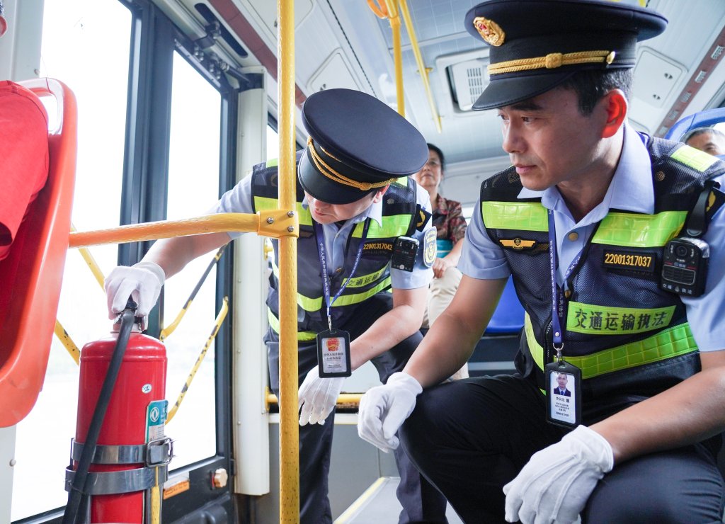 執法隊員上車進行安全檢查。重慶交通執法巴南區大隊供圖