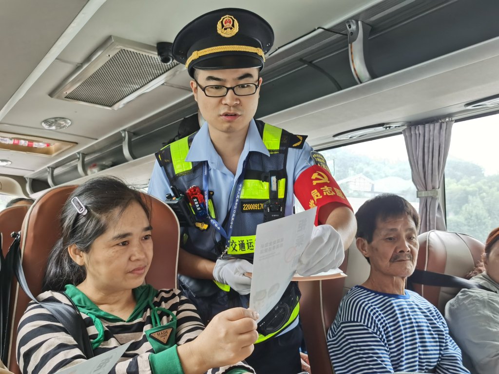 執法隊員向旅客進行交通安全宣傳。重慶交通執法北碚區大隊供圖
