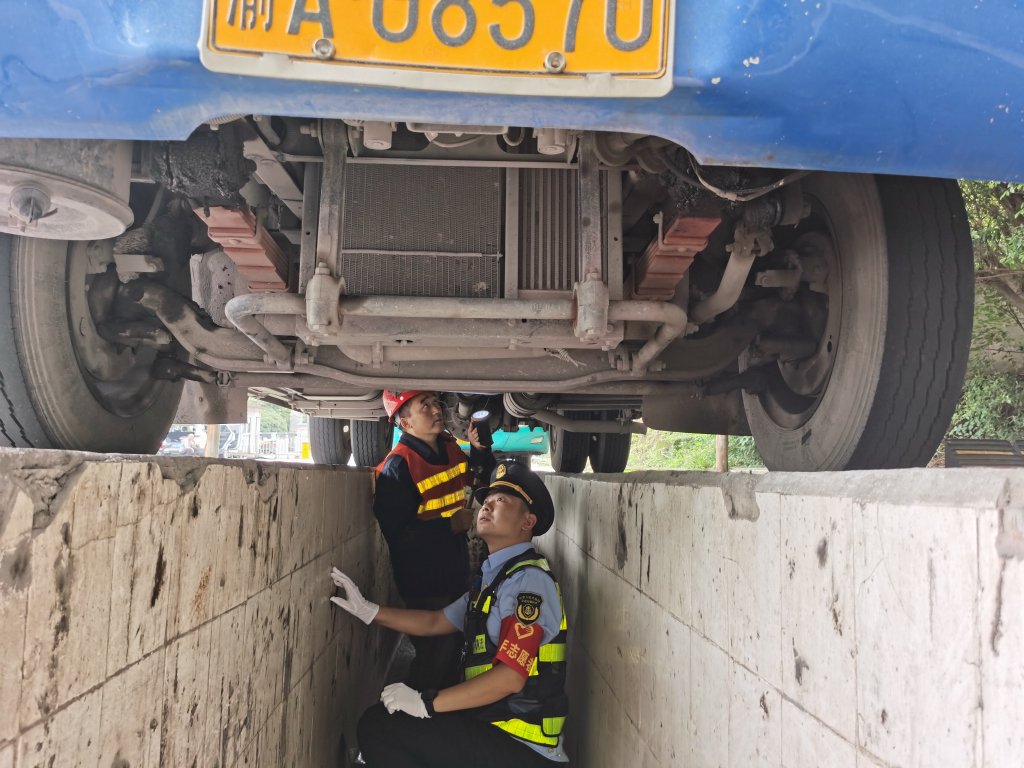 執法隊員對客運車輛進行檢查。重慶交通執法北碚區大隊供圖