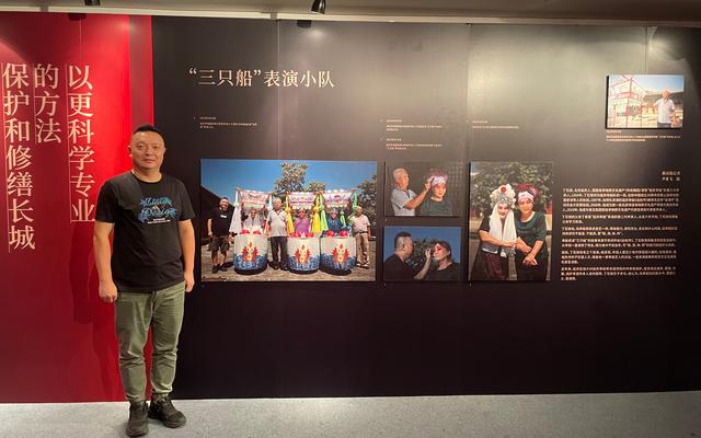 9月15日,延庆旱船传承人丁石锁的弟子邱振飞到中华世纪坛观展。受访者供图