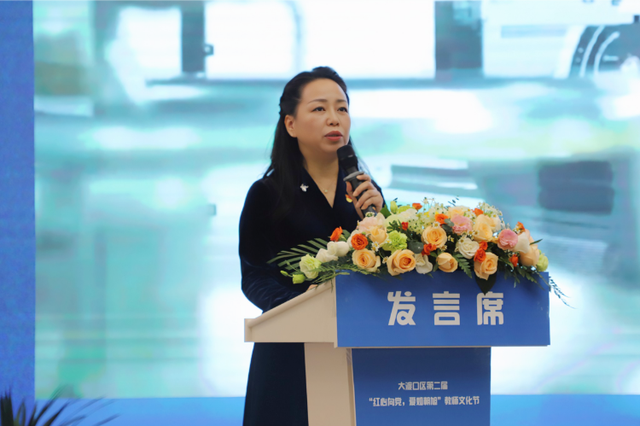 ▲大渡口区跳磴幼儿园教育集团党支部书记、园长周昌碧作宣介