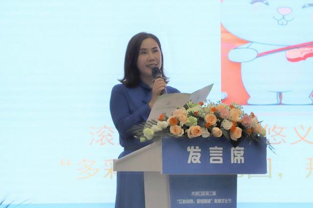 ▲大渡口区育才幼儿园教育集团党支部书记、园长金娟作宣介