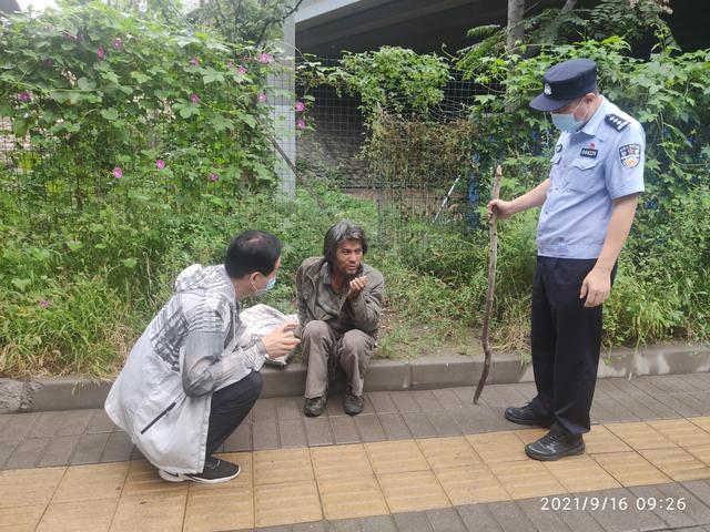 嚴上海和民警一起在街面巡視時發現一位流浪人員，勸其去救助站接受救助。受訪者供圖