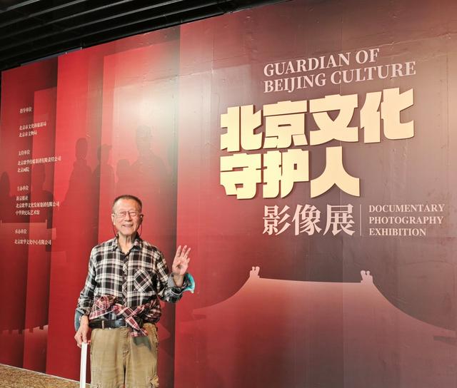 9月26日,为中轴线写生的伍佩衔来到中华世纪坛观展。受访者供图