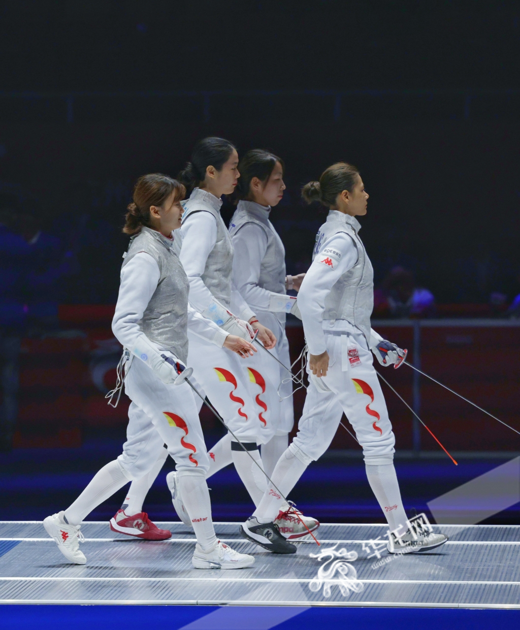 王英瓔（左一）和隊友一起獲得杭州亞運會女子團體花劍冠軍。華龍網特派記者 張質 攝