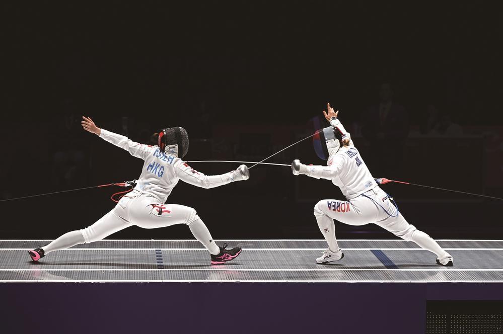 在杭州亚运会击剑项目女子团体重剑决赛中，中国香港队惜败韩国队获得银牌。图为中国香港选手（左）在比赛中。