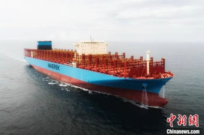 ▲航拍15500TEU大型集装箱船项目首制船“马士基·查尔斯顿”号 张黎 摄