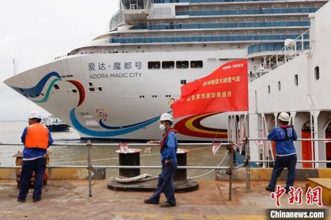 ▲工作人员在码头等待中国首制大型邮轮靠岸。中新网记者 殷立勤 摄