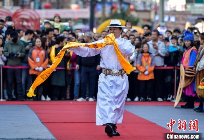 开街仪式上,演员演唱歌曲,欢迎远道而来的游客。中新网记者 刘新 摄