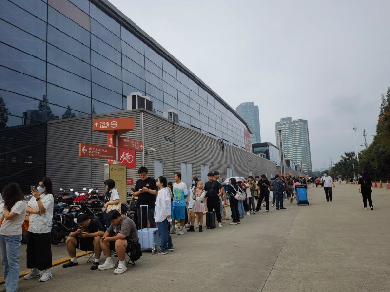 现场观众大排长队。