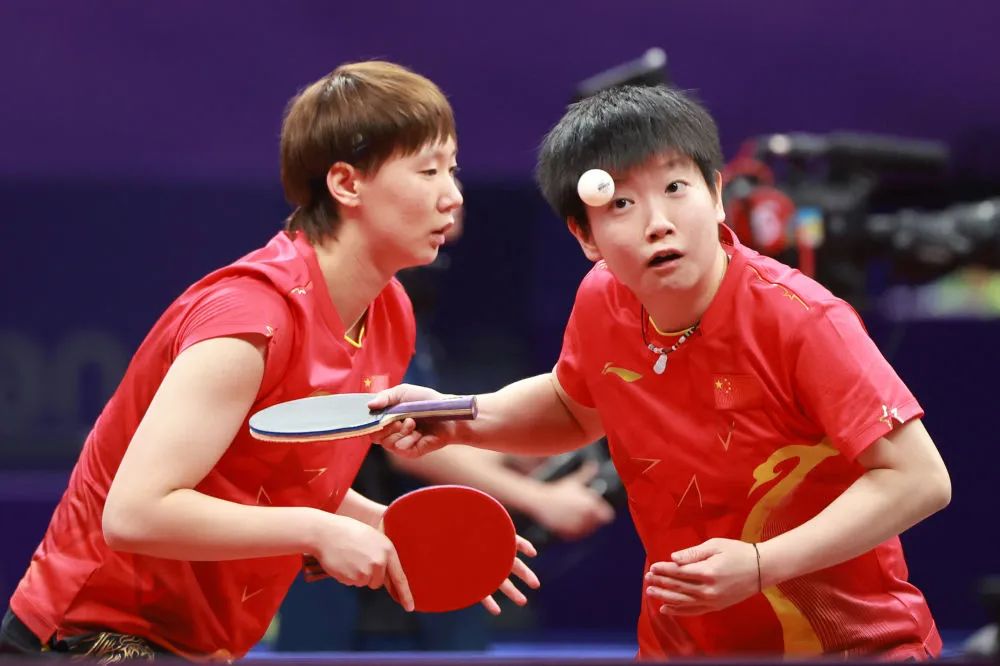 9月30日，孫穎莎（右）/王曼昱在比賽中。新華社記者 劉續 攝