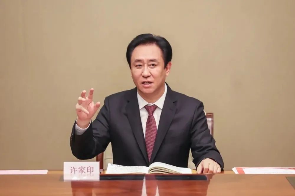 许家印“配偶”丁玉梅为加拿大籍,二儿子许腾鹤曾负责过恒大财富