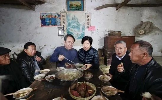 许家印“配偶”丁玉梅为加拿大籍,二儿子许腾鹤曾负责过恒大财富