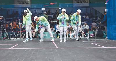 9月29日,杭州奥体中心国际博览中心壁球馆工作人员清扫场地。本报记者 蒋雨师摄
