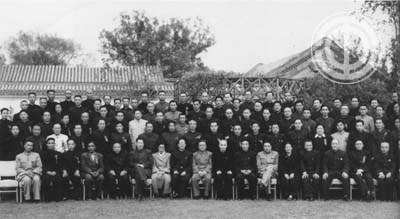 全总第七届执委会委员合影。