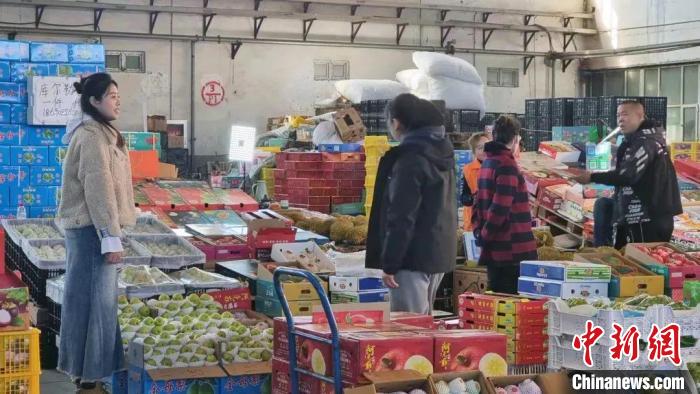 果品日均交易量4000吨左右。王晓燕 摄