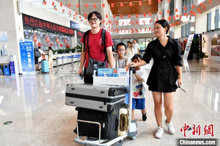9月29日,台胞经福(州)马(祖)“小三通”航线回家过中秋。 中新社记者 吕明 摄