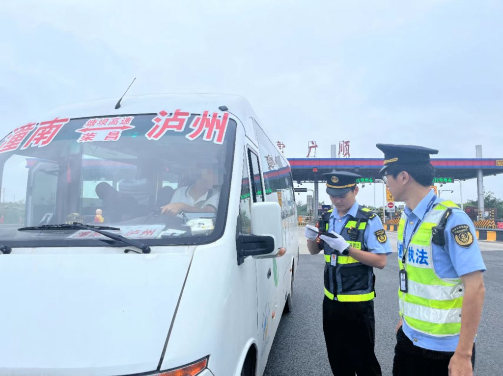 執法隊員對客運車輛進行檢查。重慶高速執法部門供圖