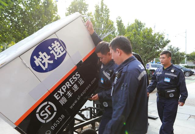 检测场工作人员对车辆外观进行查验。新京报记者 裴剑飞 摄