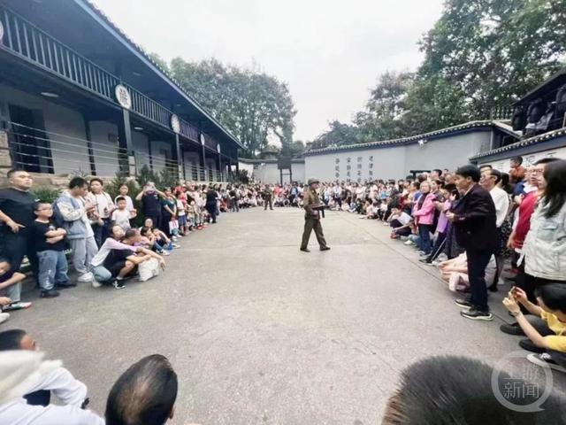在渣滓洞景区，《歌乐忠魂》沉浸式实景演出震撼了很多观众。 重庆红岩革命历史博物馆供图 