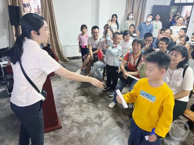 在这个中秋、国庆假期里，红岩故事宣讲也如约开进了白公馆党性教室。 重庆红岩革命历史博物馆供图 