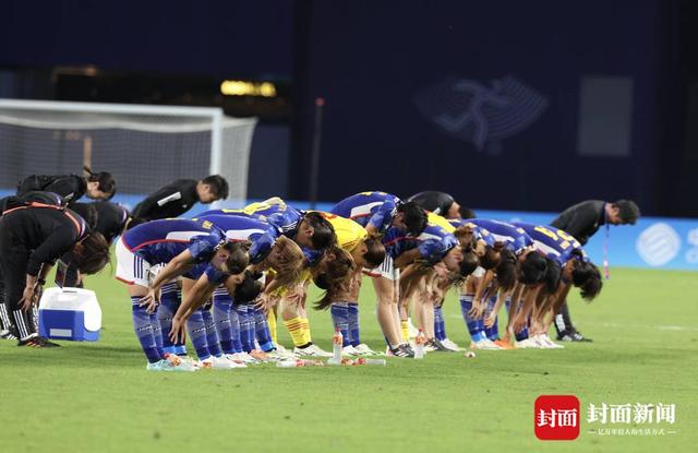 日本女足賽後集體向中國隊員教練及觀眾鞠躬致謝。陳羽嘯攝