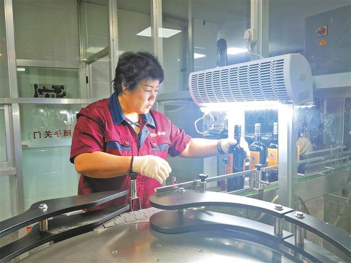 9月18日,新疆唐庭霞露酒庄有限公司工作人员在灌装葡萄酒。 兵团日报常驻记者 张琳琳 摄