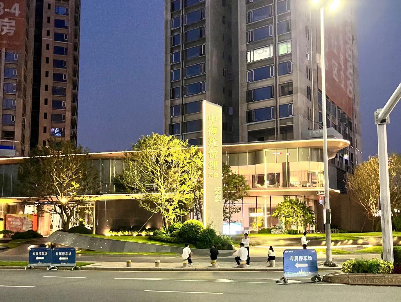 黄金周深圳楼市遇冷:央企为卖房送华为手机,猛降价但难见效