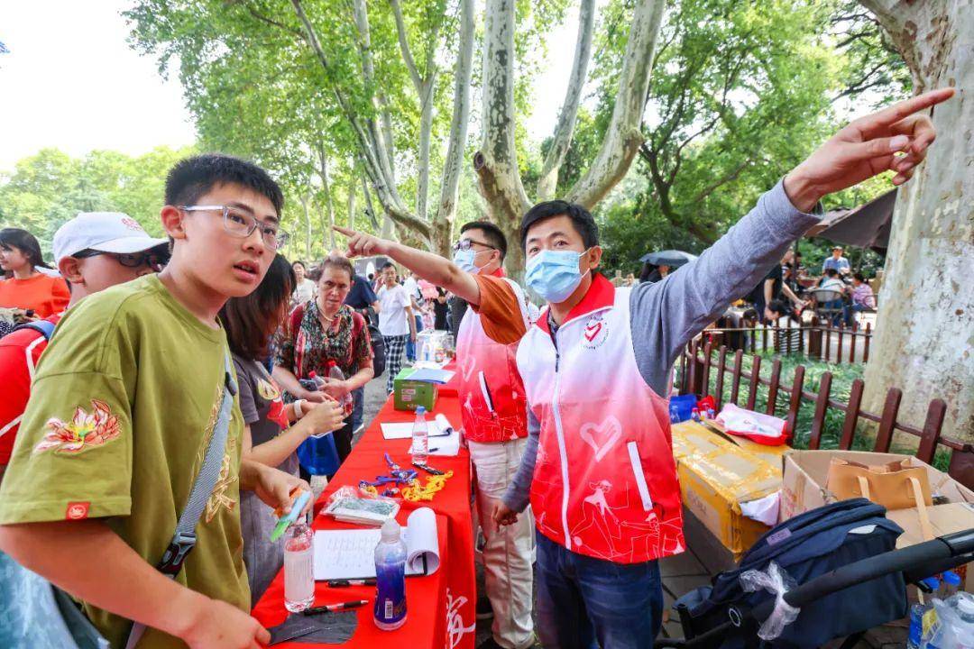 中山陵景区志愿者为游客指引、规划游览路线,提供热情、专业、细致的服务。南京日报/紫金山新闻记者 段仁虎 摄