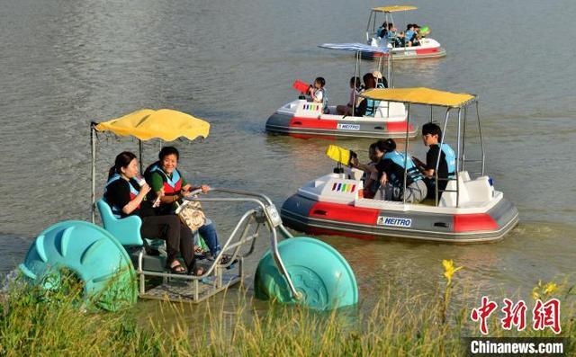 10月4日，遊客乘船遊覽福州晉安湖公園，享受休閑風光。中新網記者 張斌 攝