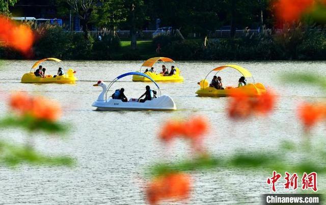 10月4日，遊客乘船遊覽福州晉安湖公園，享受休閑風光。中新網記者 張斌 攝