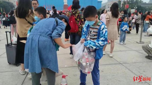 ▲升旗仪式结束后，市民自发留下捡垃圾