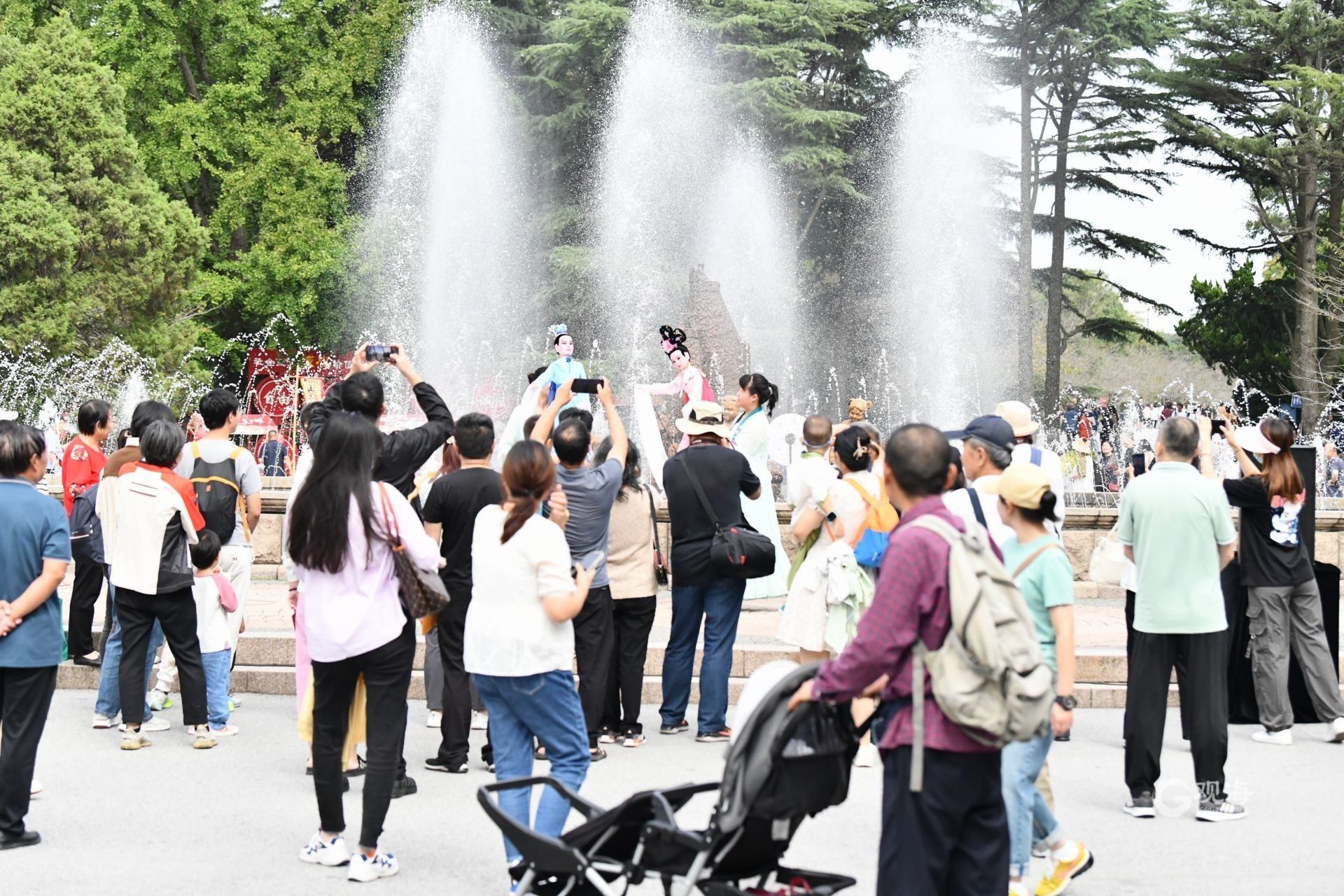“双节”假期期间,太平山中央公园中山公园园区的非遗展演吸引了市民游客的驻足。 刘 栋 摄