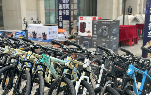 从“办卡送大鹅”到“办卡领山地车”,“双节”北京现信用卡获客大战|双节消费调研行