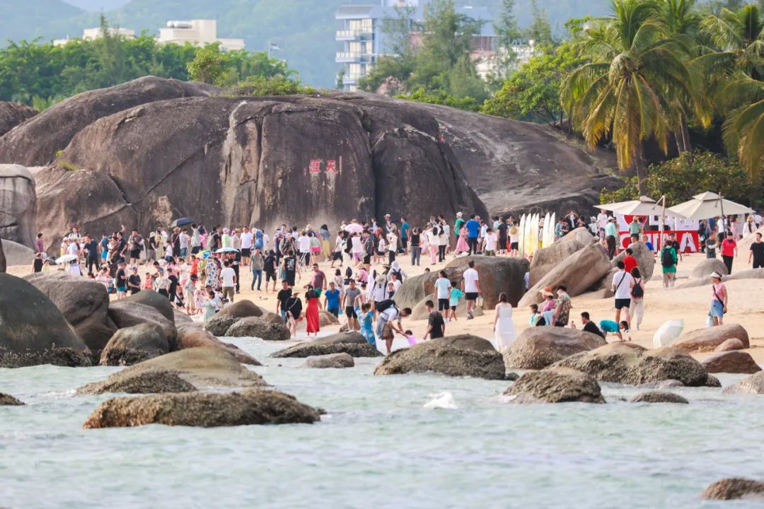 ▲天涯海角旅游区热闹非凡,众多游客前往景区天涯石游玩、打卡。陈聪聪 摄