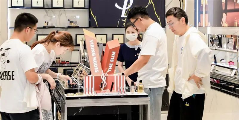 ▲近日,在国药中服免税三亚店,丰富的促销活动吸引了众多游客前来选购。周琼摄