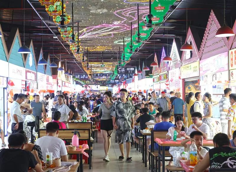 ▲10月5日晚,众多市民游客在天涯·亿恒主题夜市品尝特色美食。李学仕 摄