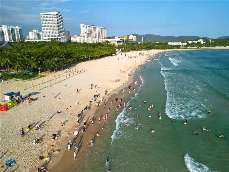 ▲10月5日,美丽的大东海吸引了八方游客来此嬉水踏浪,人潮、浪潮共同汇聚成一片欢乐的海洋。李学仕 摄