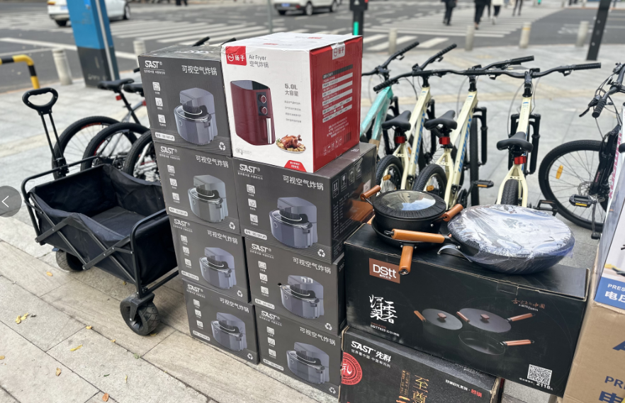 从“办卡送大鹅”到“办卡领山地车”,“双节”北京现信用卡获客大战|双节消费调研行