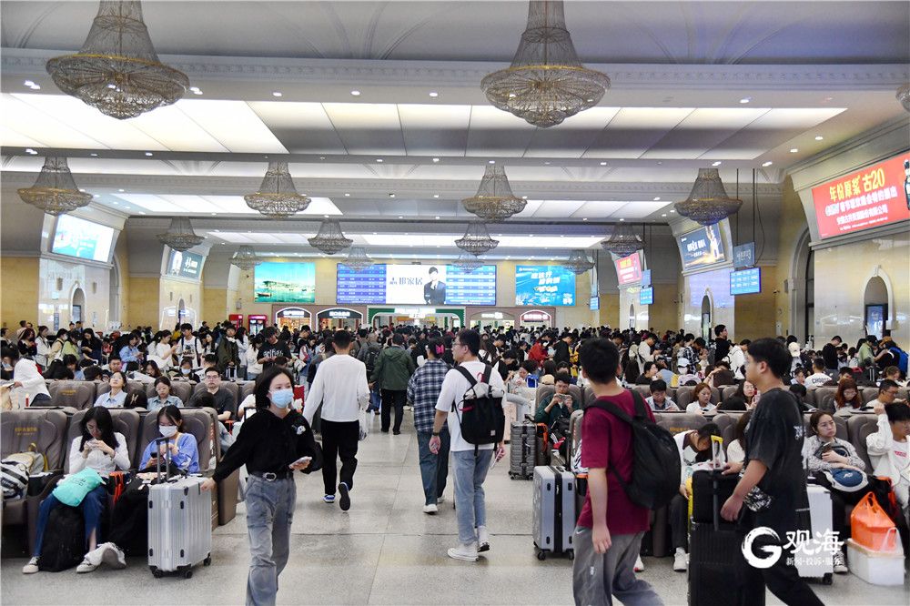 “双节”假期期间,青岛站人流如织。刘栋 摄